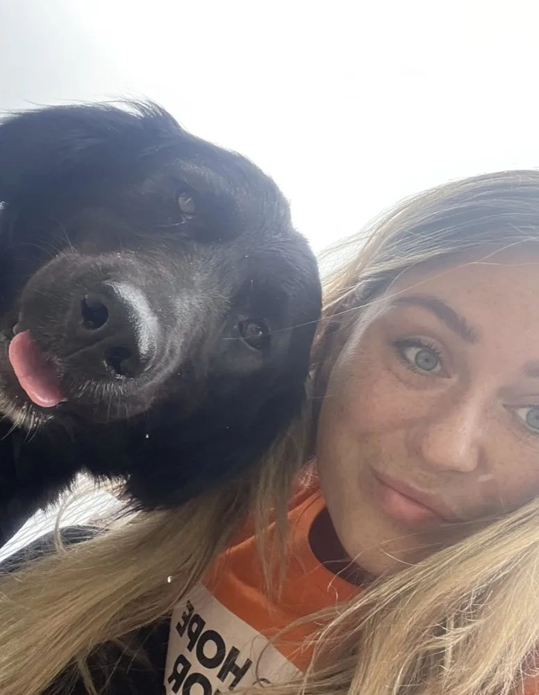 Vrijwilliger met hond
