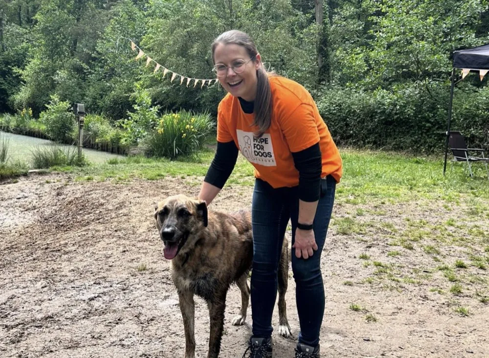 Vrijwilliger met hond op pad