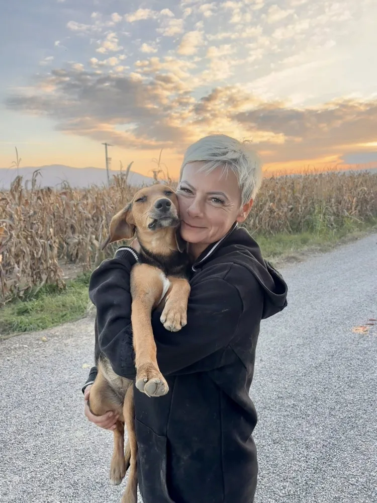 Vrijwilliger met puppy