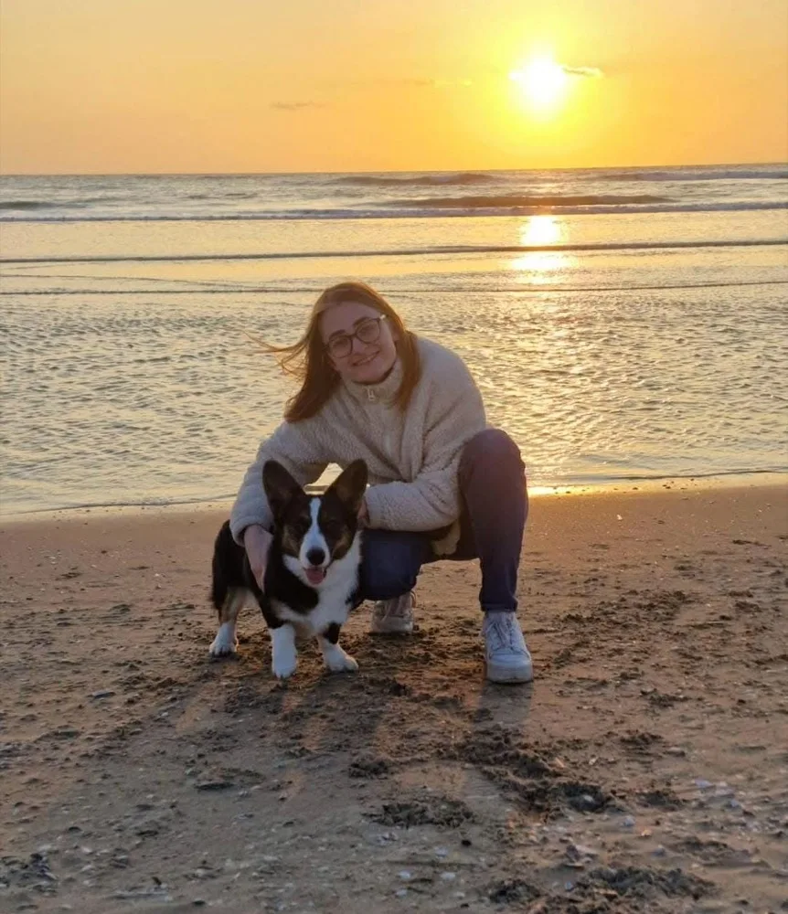 Vrijwilliger met hond op het strand